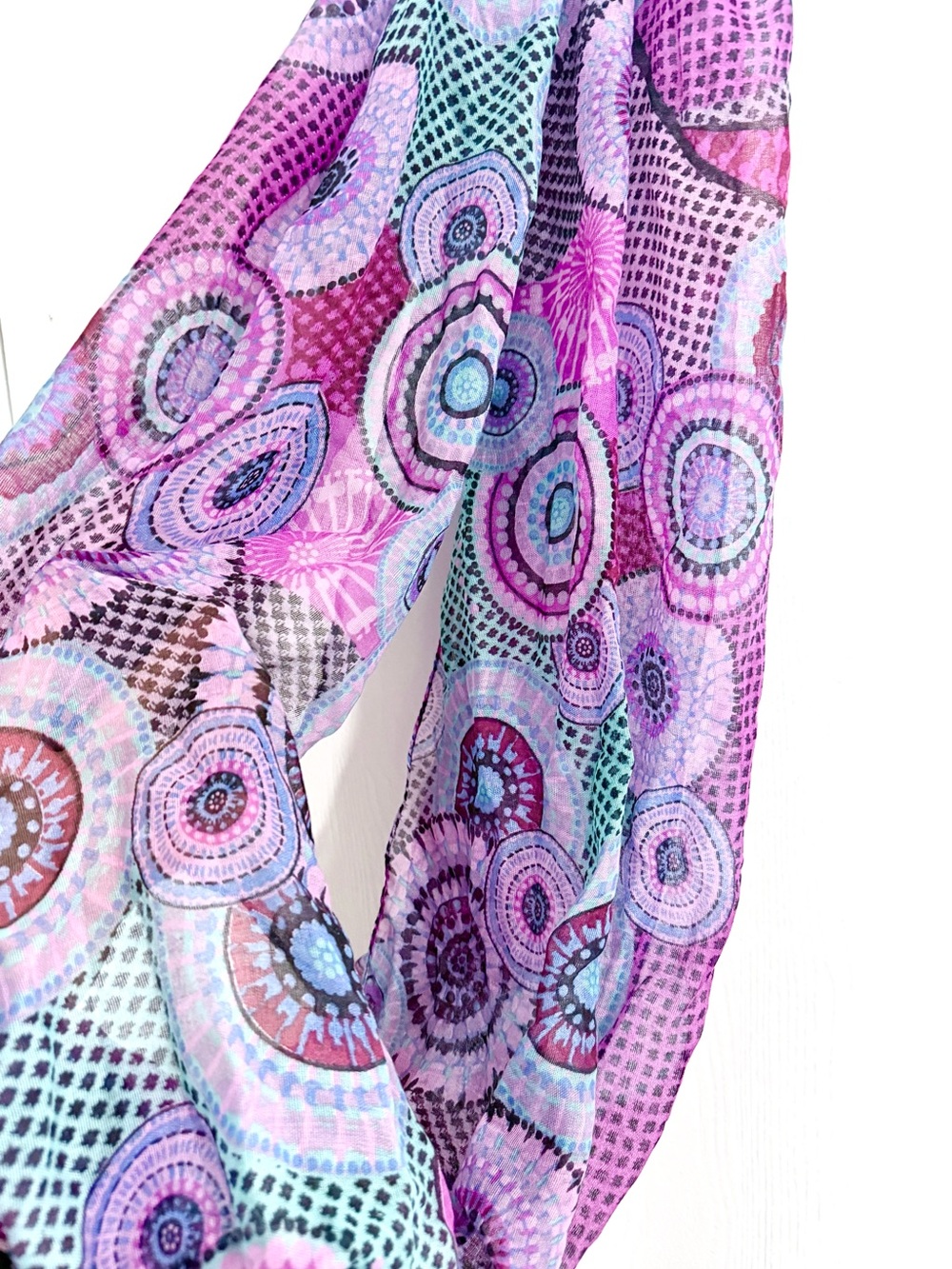 Beautiful chíc infinity scarf! Paisley print + checkered pattern